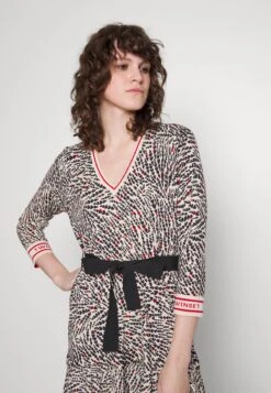 TWINSET DRESS - Strickkleid - Cuori Indaco/neve -Sommerkleidung Für Damen 0da9fd4348704b4c8b23e0857c62748d