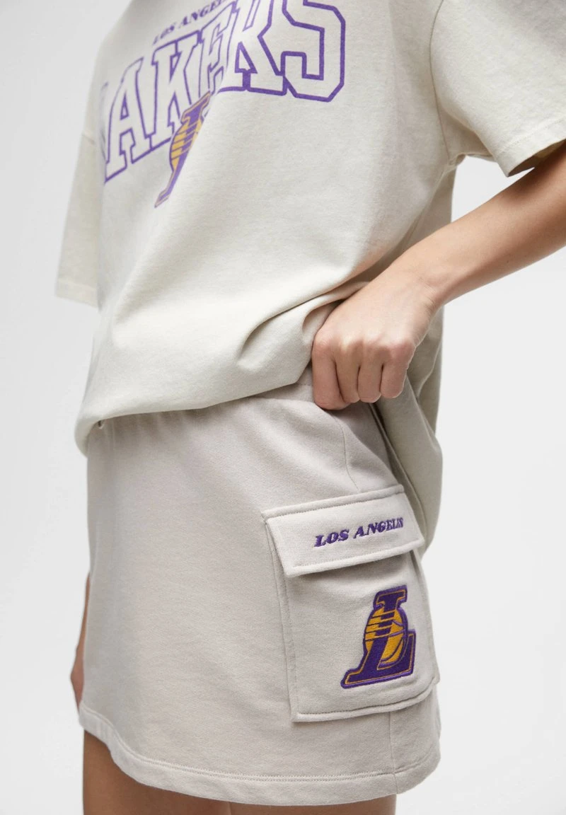 PULL & BEAR NBA LAKERS - A-Linien-Rock - Beige 6 PULL & BEAR NBA LAKERS - A-Linien-Rock - Beige – Bild 4