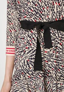 TWINSET DRESS - Strickkleid - Cuori Indaco/neve -Sommerkleidung Für Damen 1a0754077f4b44519ac681802f034797