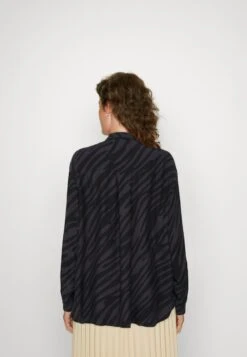 ALFRIDA - Hemdbluse - Grey 10 ALFRIDA - Hemdbluse - Grey -Sommerkleidung Für Damen 200ff1b25d2944cb9a74e59f252f88b7