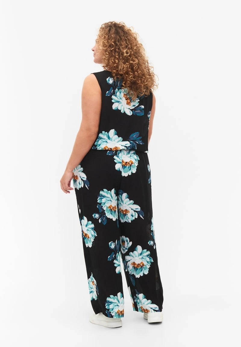 Zizzi SLEEVELESS - Jumpsuit - Black Big Flower 4 Zizzi SLEEVELESS - Jumpsuit - Black Big Flower – Bild 2