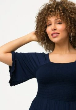 Ulla Popken SMOCKÉE À LIGNE EN A DÉCOLLETÉ CARRÉ ET MANCHES COURTES - T-Shirt Print - Bleu Nuit Mat 11 Ulla Popken SMOCKÉE À LIGNE EN A DÉCOLLETÉ CARRÉ ET MANCHES COURTES - T-Shirt Print - Bleu Nuit Mat -Sommerkleidung Für Damen 22f5b6f5c735447da0aa55c6eb30f1fc