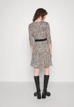 TWINSET DRESS - Strickkleid - Cuori Indaco/neve -Sommerkleidung Für Damen 4ae69cba96914f8aba373df00c39373f