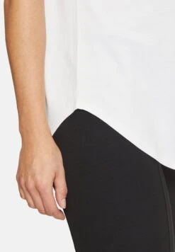 Betty Barclay OVERSIZE - T-Shirt Print - Weiß 11 Betty Barclay OVERSIZE - T-Shirt Print - Weiß -Sommerkleidung Für Damen 4f4a955ef8c1432c933018d3b86d019a