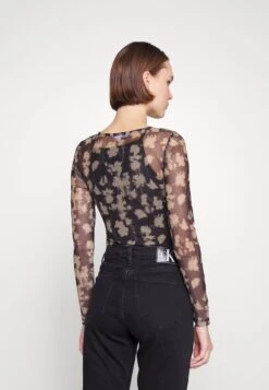 Calvin Klein Jeans ALL OVER BODY - Langarmshirt - Beige 10 Calvin Klein Jeans ALL OVER BODY - Langarmshirt - Beige -Sommerkleidung Für Damen 51af333a578d4901a6757e0d99b5a25a