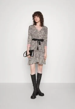 TWINSET DRESS - Strickkleid - Cuori Indaco/neve -Sommerkleidung Für Damen 527549e1bb7b4a51b471004c4f9c04b8