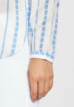 Buffalo Hemdbluse - Creme-blau-bedruckt 12 Buffalo Hemdbluse - Creme-blau-bedruckt -Sommerkleidung Für Damen 5d0db18a6a084a9e85b68a5440654d72