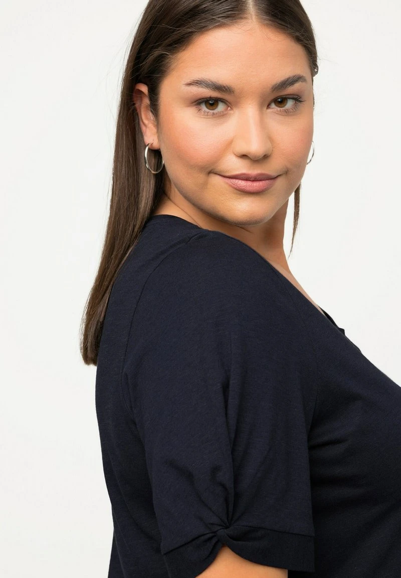 Ulla Popken T-Shirt Basic - Navy Blue 6 Ulla Popken T-Shirt Basic - Navy Blue – Bild 4
