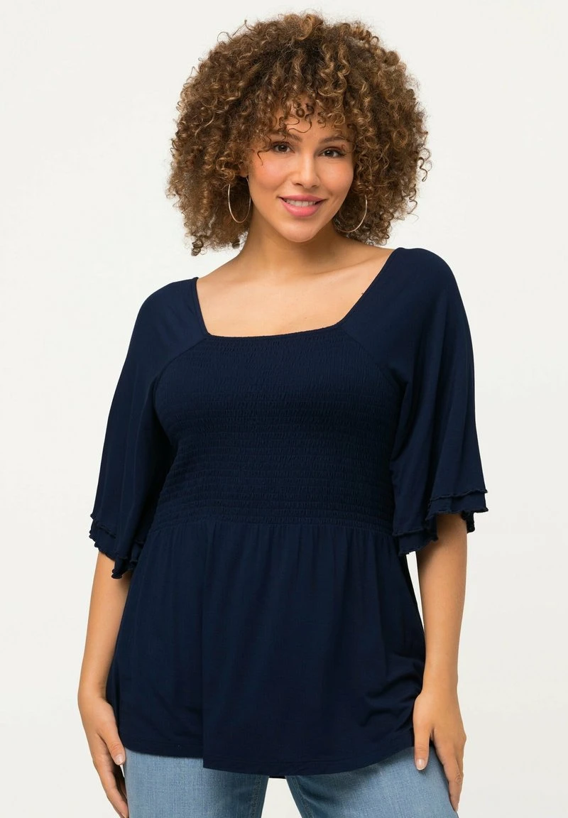 Ulla Popken SMOCKÉE À LIGNE EN A DÉCOLLETÉ CARRÉ ET MANCHES COURTES - T-Shirt Print - Bleu Nuit Mat 8 Ulla Popken SMOCKÉE À LIGNE EN A DÉCOLLETÉ CARRÉ ET MANCHES COURTES - T-Shirt Print - Bleu Nuit Mat – Bild 6