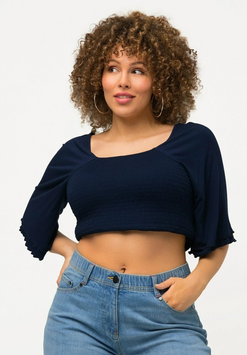 Ulla Popken SMOCKÉE À LIGNE EN A DÉCOLLETÉ CARRÉ ET MANCHES COURTES - T-Shirt Print - Bleu Nuit Mat 5 Ulla Popken SMOCKÉE À LIGNE EN A DÉCOLLETÉ CARRÉ ET MANCHES COURTES - T-Shirt Print - Bleu Nuit Mat – Bild 3