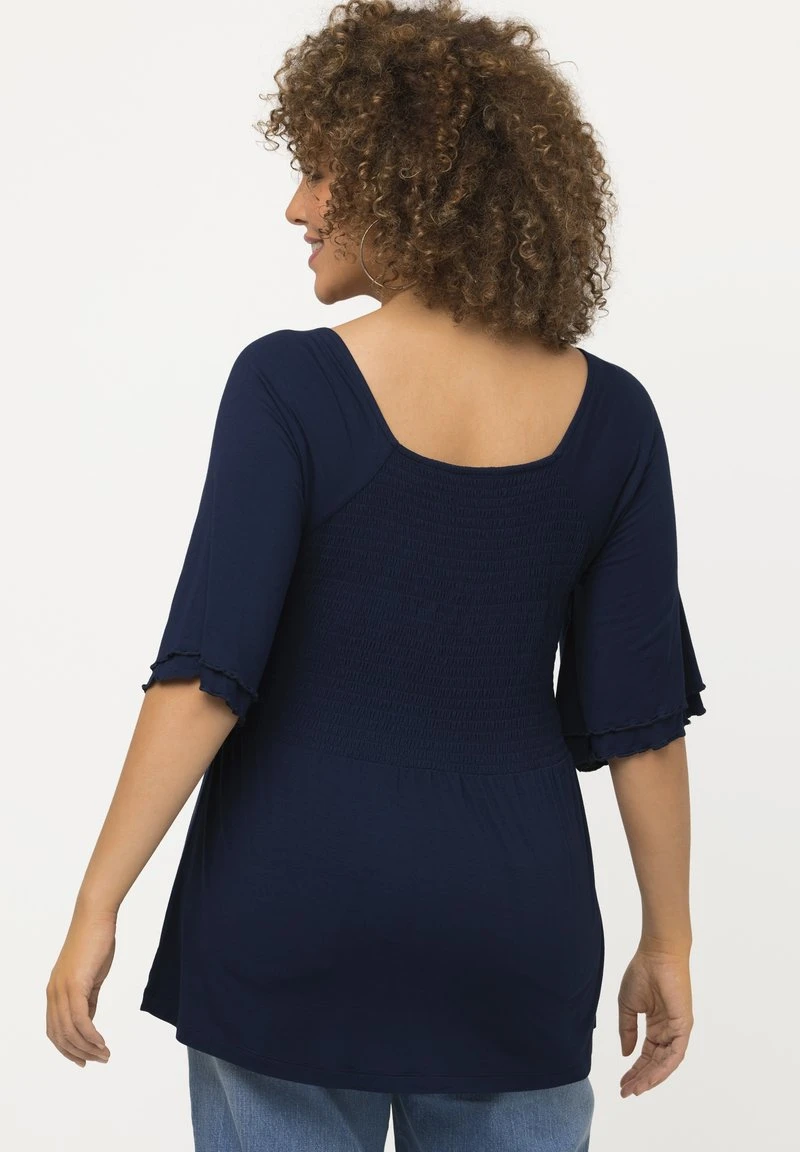 Ulla Popken SMOCKÉE À LIGNE EN A DÉCOLLETÉ CARRÉ ET MANCHES COURTES - T-Shirt Print - Bleu Nuit Mat 4 Ulla Popken SMOCKÉE À LIGNE EN A DÉCOLLETÉ CARRÉ ET MANCHES COURTES - T-Shirt Print - Bleu Nuit Mat – Bild 2