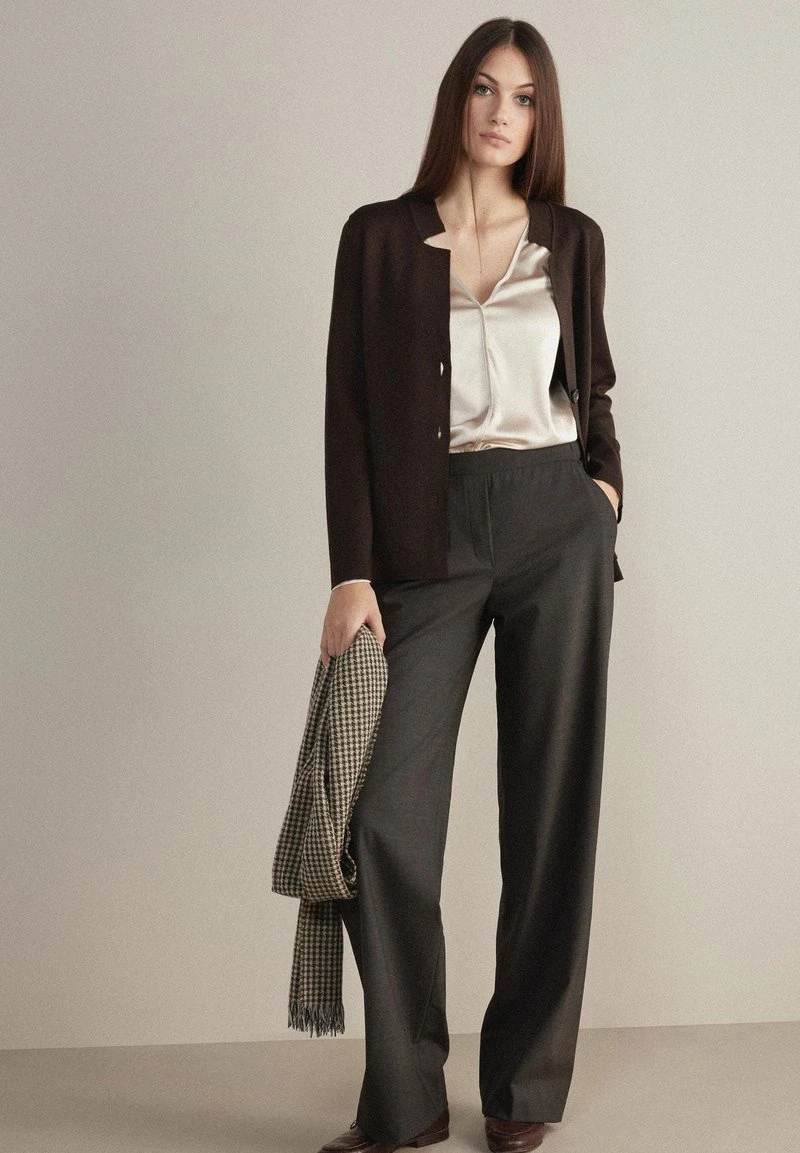 V-AUSSCHNITT - Bluse - Madreperla Light 7 V-AUSSCHNITT - Bluse - Madreperla Light – Bild 5