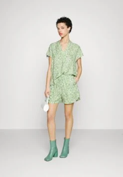 True Religion WATER - Shorts - Light Green 9 True Religion WATER - Shorts - Light Green -Sommerkleidung Für Damen 9f1d6ca198564b33940a99f76b9c56d3