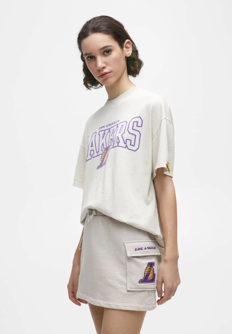 PULL & BEAR NBA LAKERS - A-Linien-Rock - Beige 3 PULL & BEAR NBA LAKERS - A-Linien-Rock - Beige