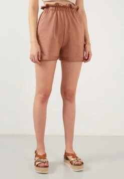 LELA SLIM FIT - Shorts - Biscuit Color