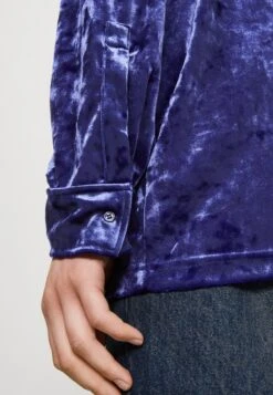 WEEKDAY LESLEY SHIRT UNISEX - Hemdbluse - Blue -Sommerkleidung Für Damen db5da6ae5dfe439ab62e734c467cf5e5