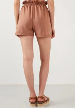LELA SLIM FIT - Shorts - Biscuit Color 10 LELA SLIM FIT - Shorts - Biscuit Color -Sommerkleidung Für Damen fff8f13fa1924d9b879013d7732297be